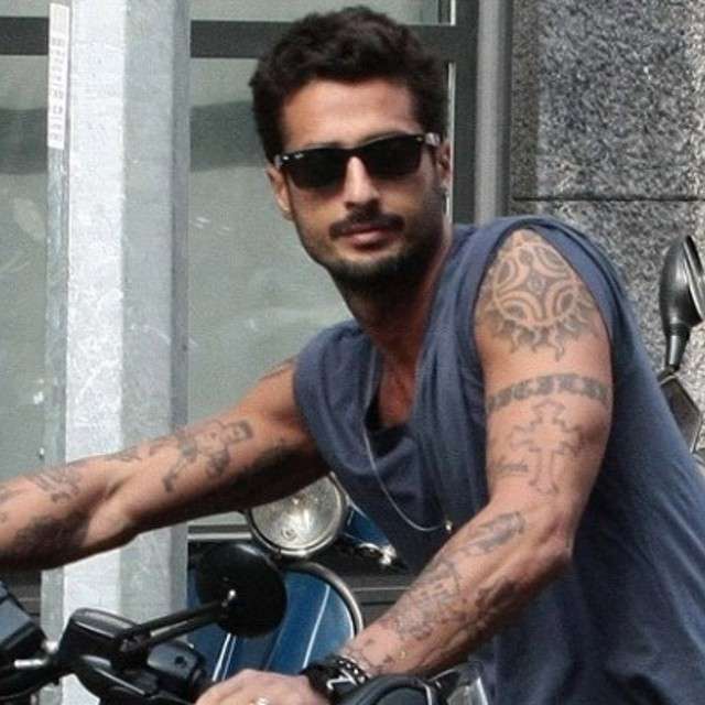 L'ex re dei paparazzi italiani con la sua inseparabile moto
