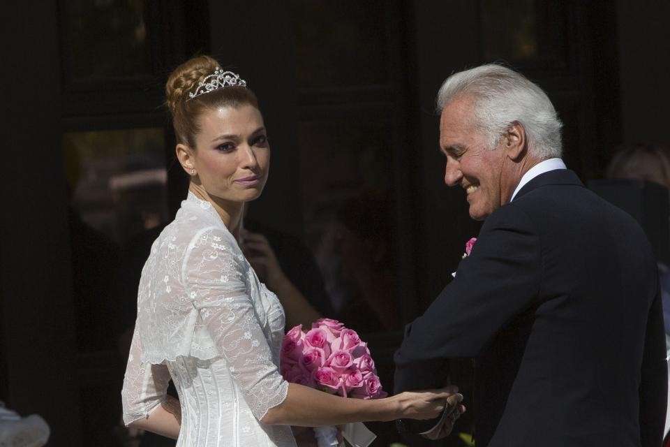 La sposa vip visibilmente emozionata prima di entrare in chiesa