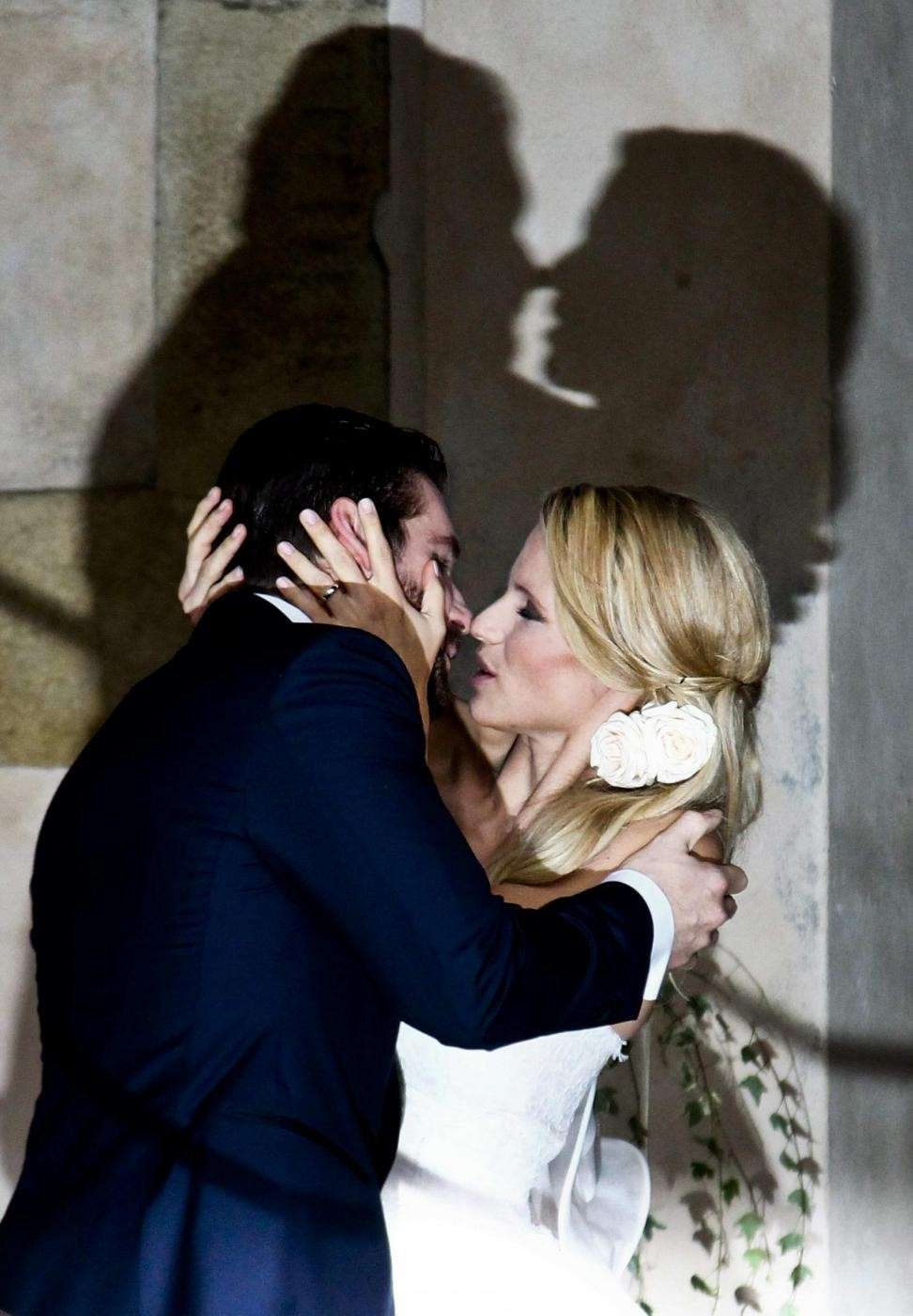 La star tv e l'imprenditore si baciano dopo il rito nuziale