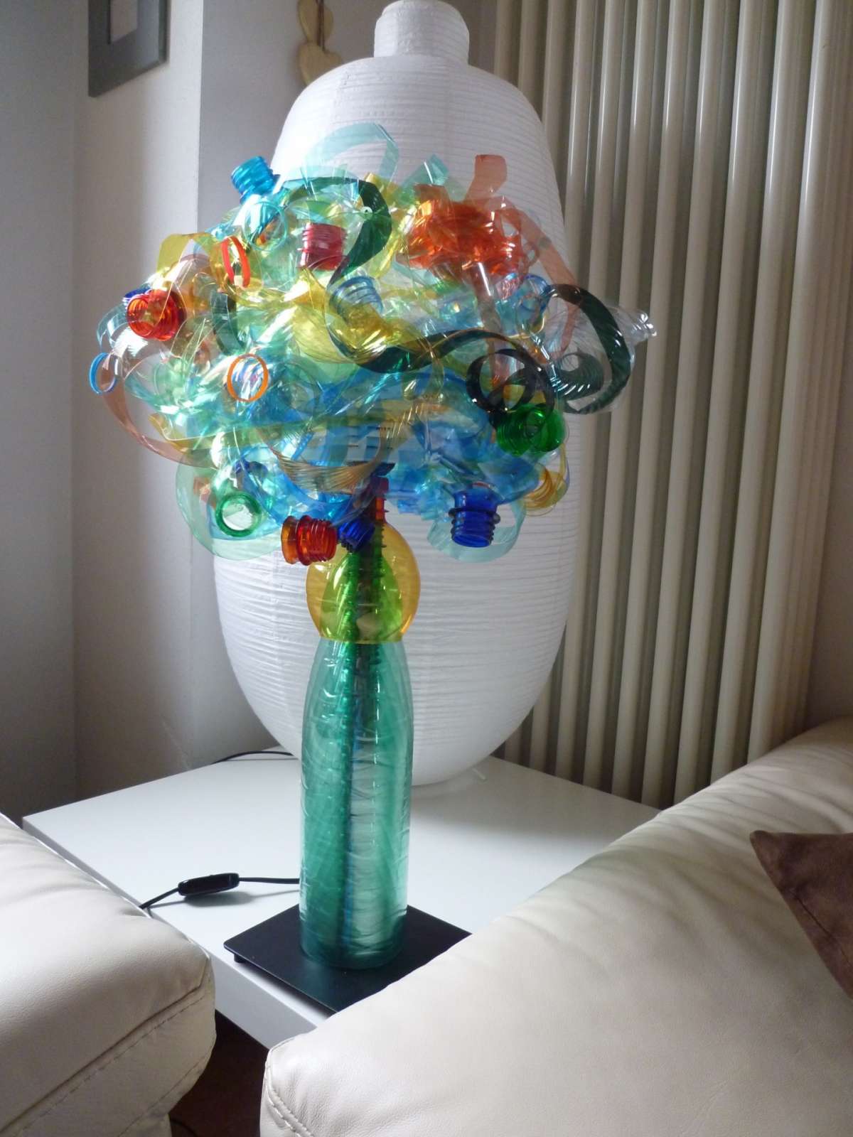 Lampada con le bottiglie di plastica