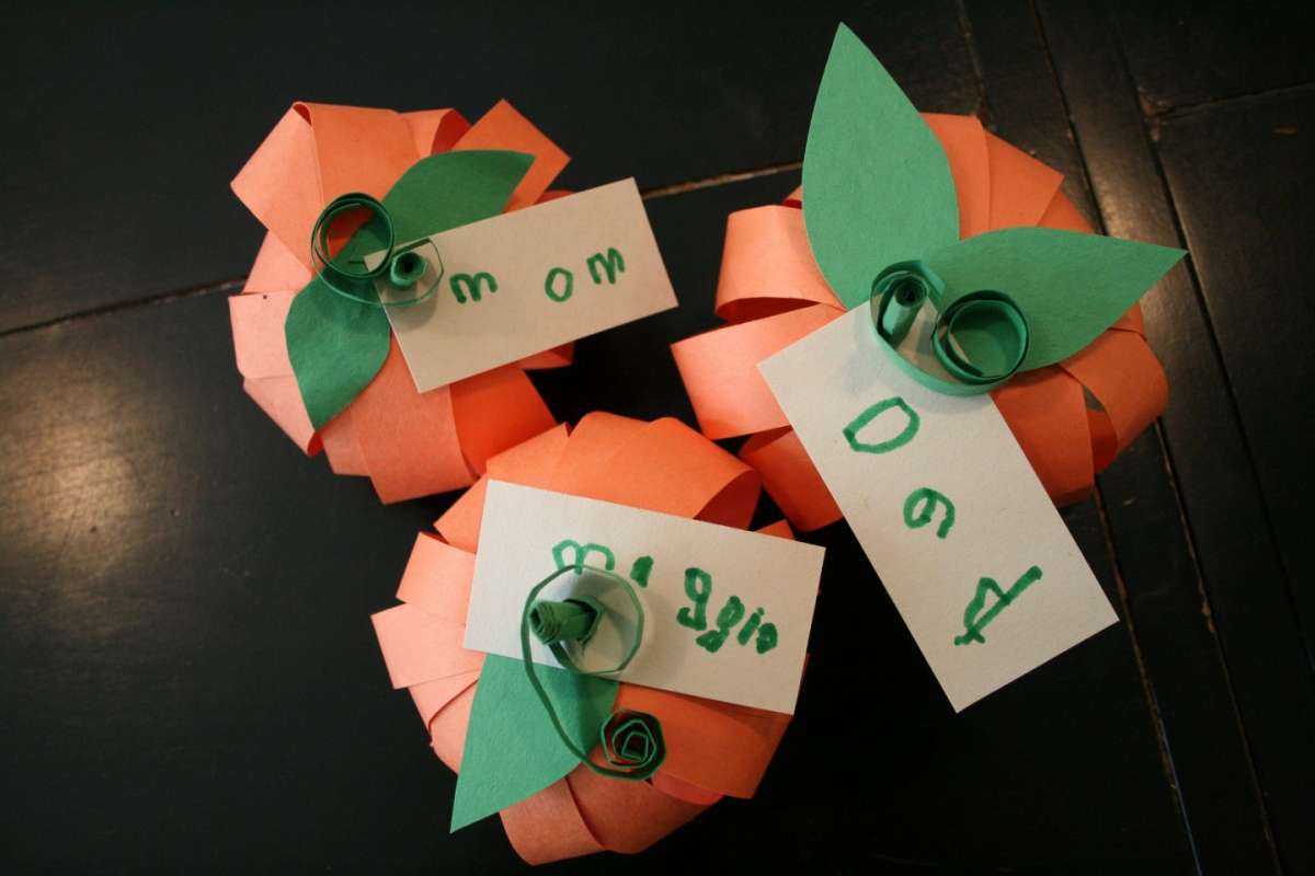 Lavoretti Halloween per bambini zucche carta