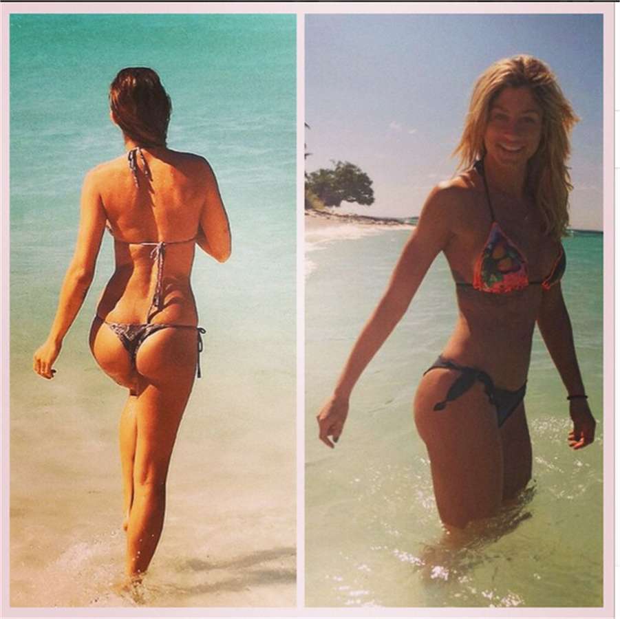 Le due showgirl in bikini al mare