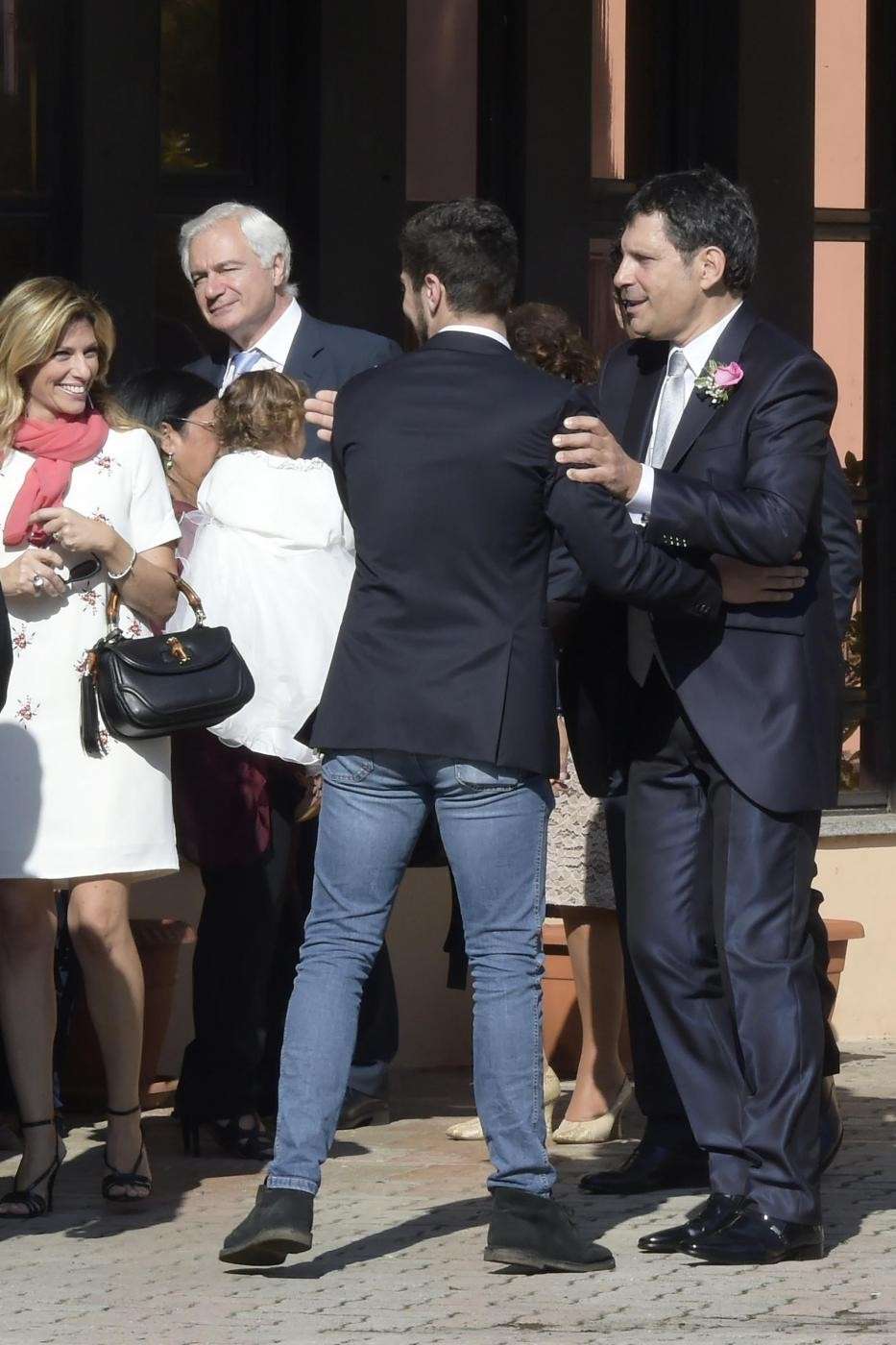 Lo sposo vip saluta gli invitati