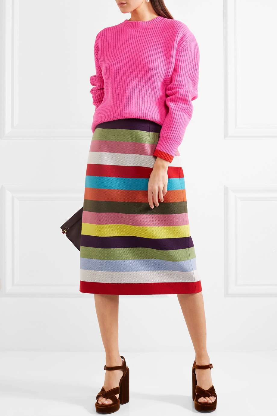 Look colorato con gonna sotto il ginocchio