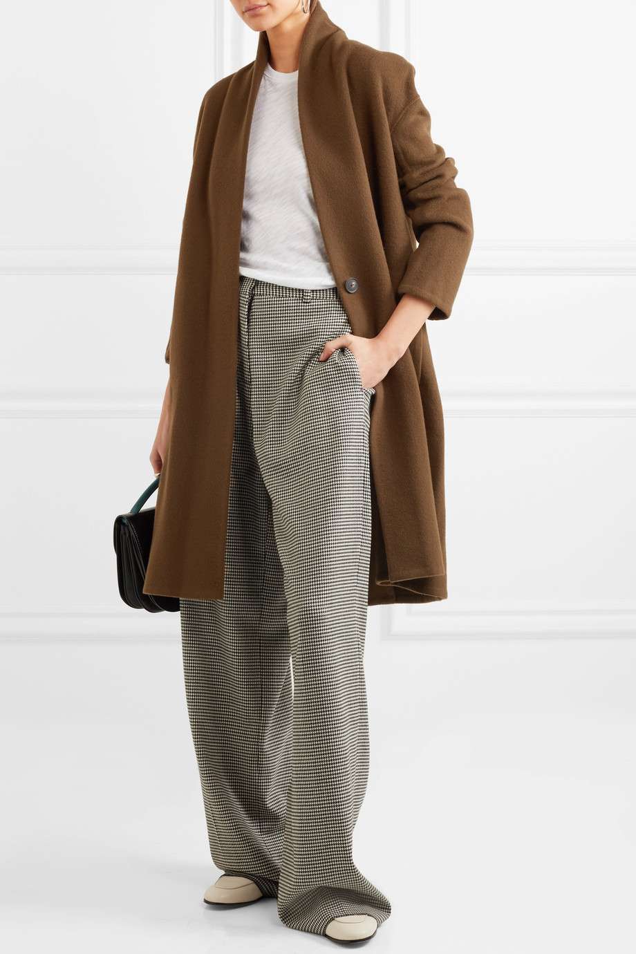 Look con cappotto marrone