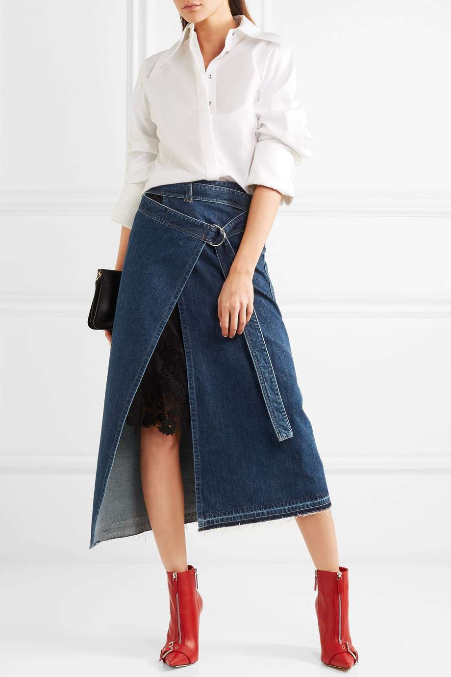 Look con gonna di jeans e stivaletti