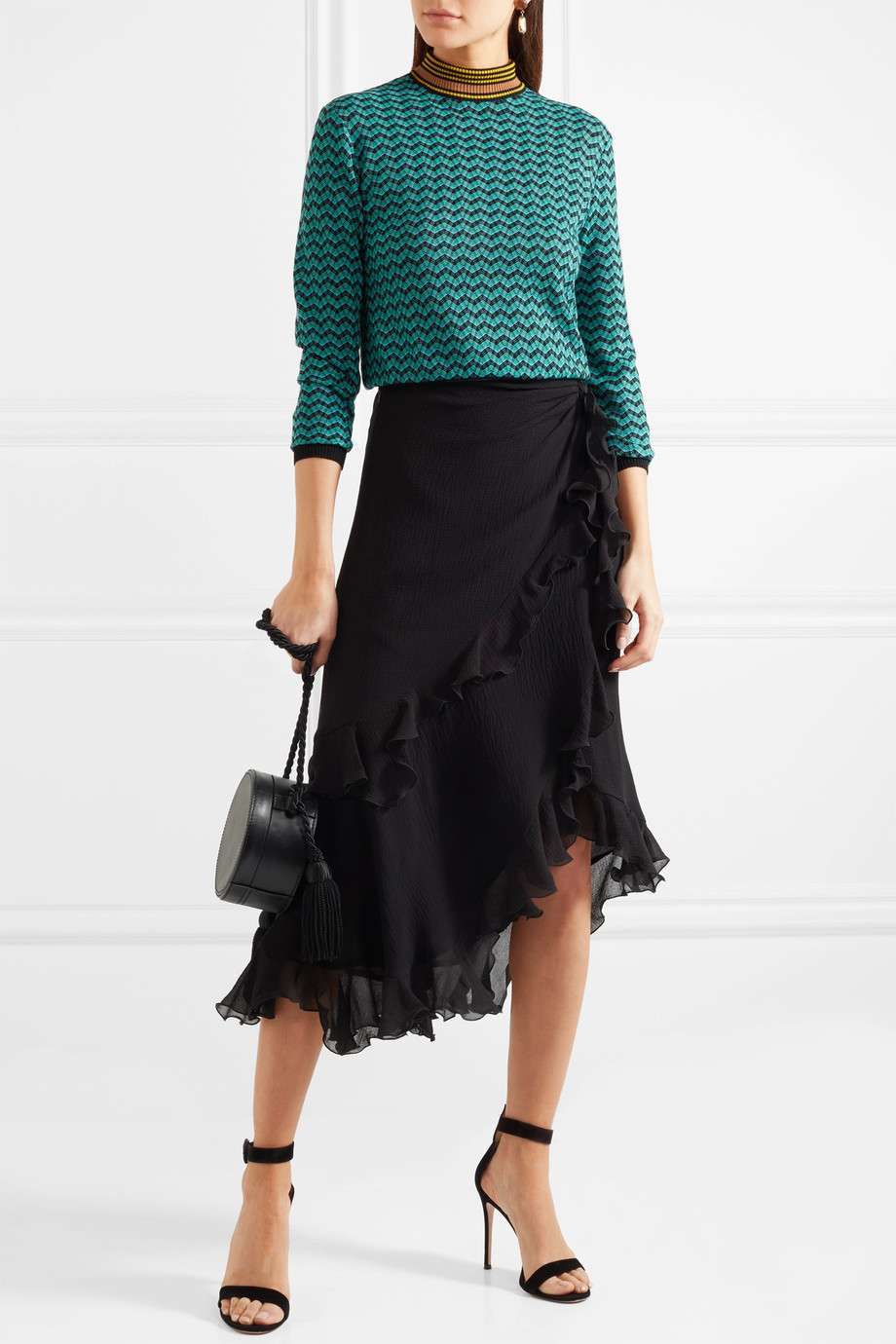 Look con gonna nera asimmetrica