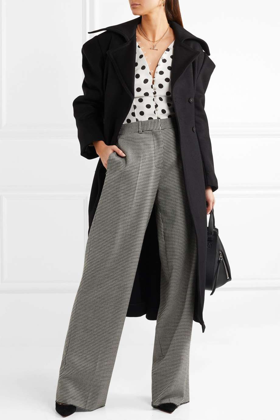 Look con pantaloni svasati e cappotto lungo