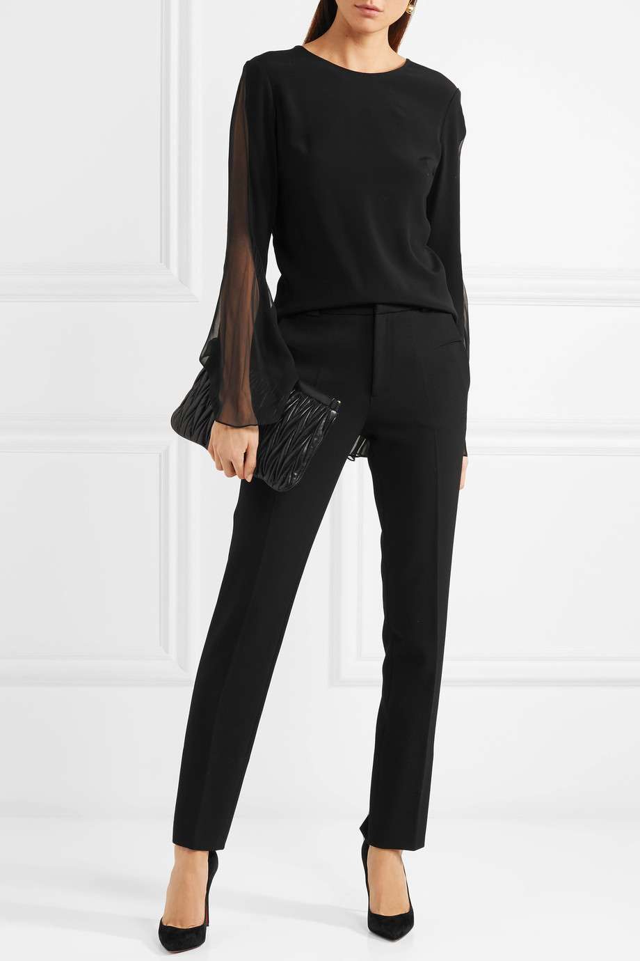 Look in nero con pantaloni a sigaretta