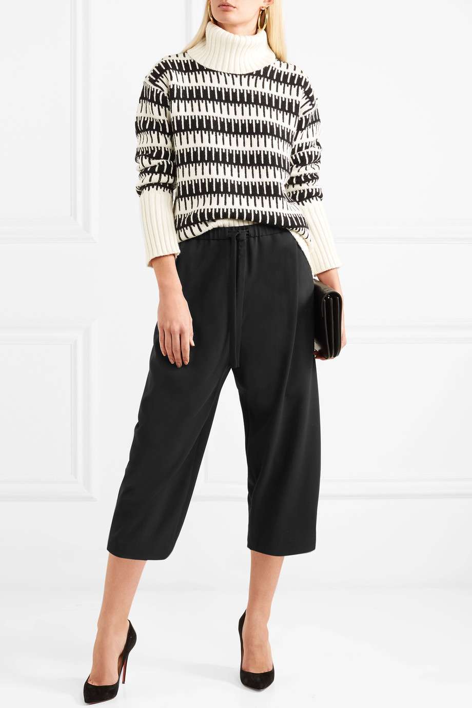 Maglione e pantaloni sotto il ginocchio