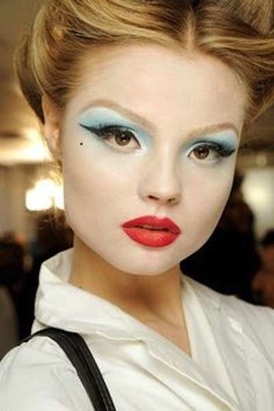 Make up in stile giapponese con eyeliner marcato