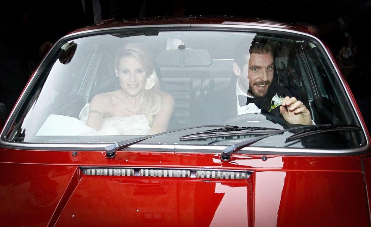 Michelle e Tomaso in auto dopo il rito civile