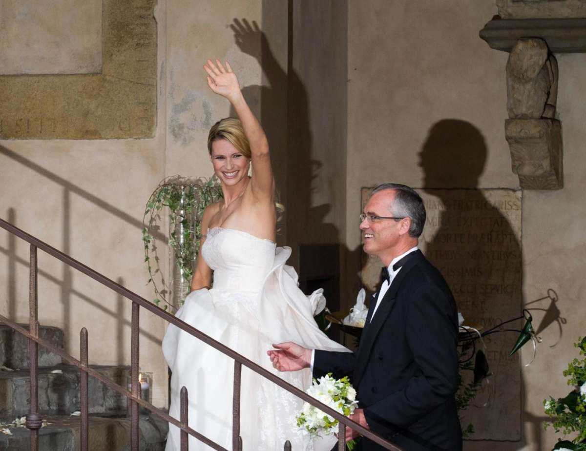 Michelle Hunziker in abito bianco nel Palazzo della ragione a Bergamo