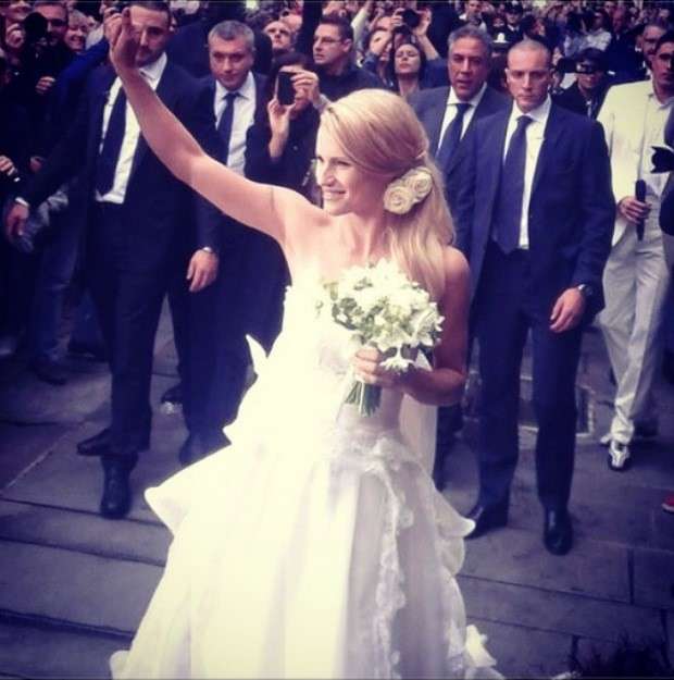 Michelle Hunziker in abito bianco saluta fan e paparazzi