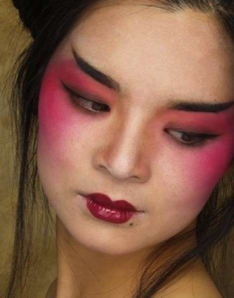 Occhi truccati da geisha