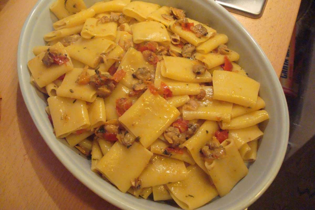 Paccheri con vongole e bottarga di muggine