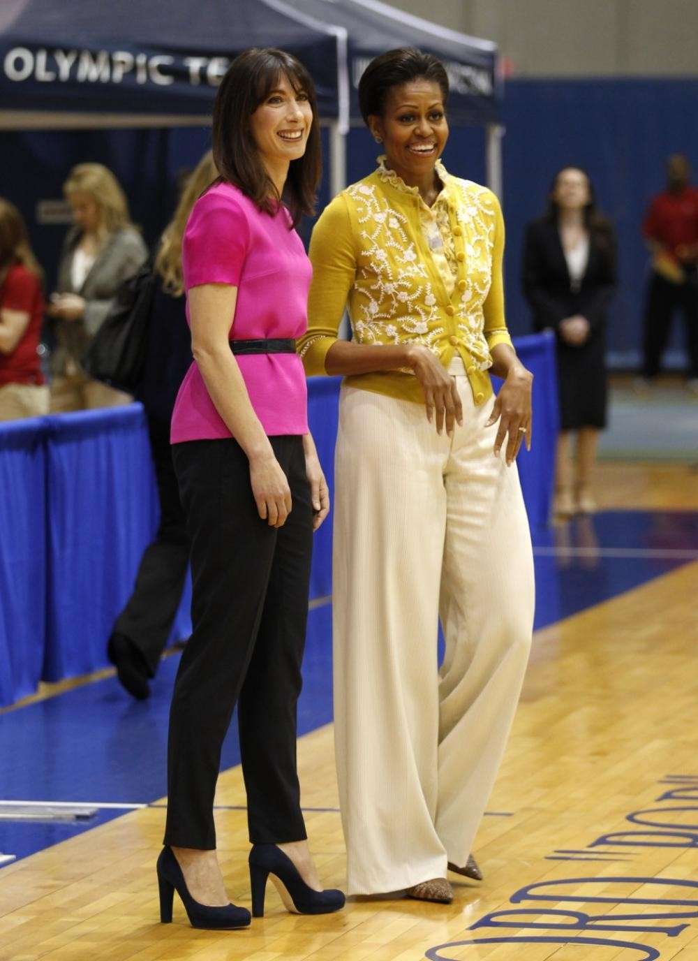 Pantaloni larghi e top mostarda per Michelle
