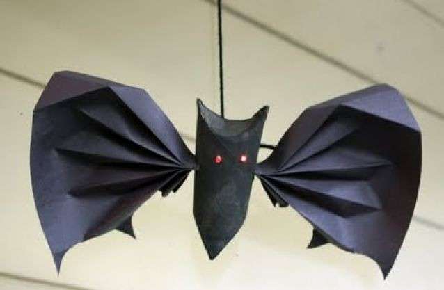 Pipistrello con rotolo di carta igienica