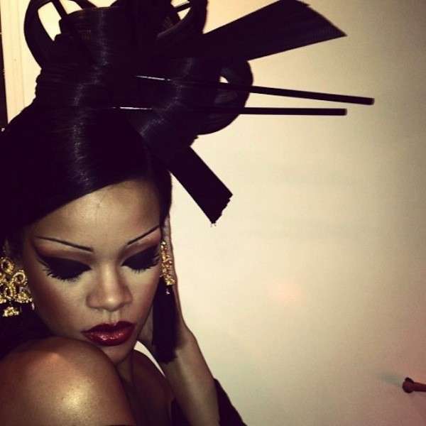 Rihanna con un trucco in stile giapponese