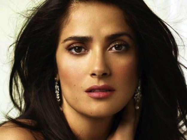 Salma Hayek, capelli neri con pelle olivastra