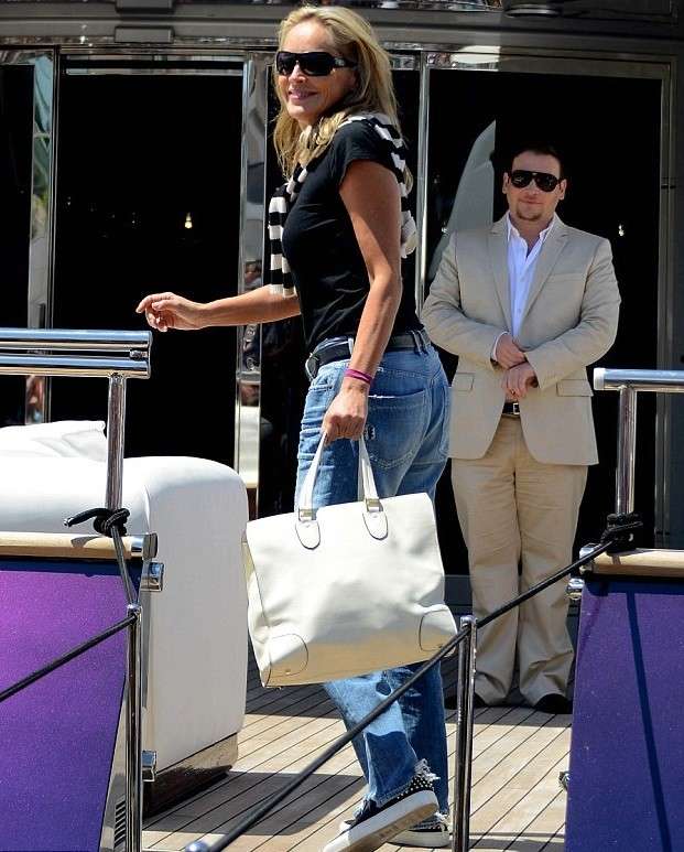 Sharon Stone in jeans e maglietta