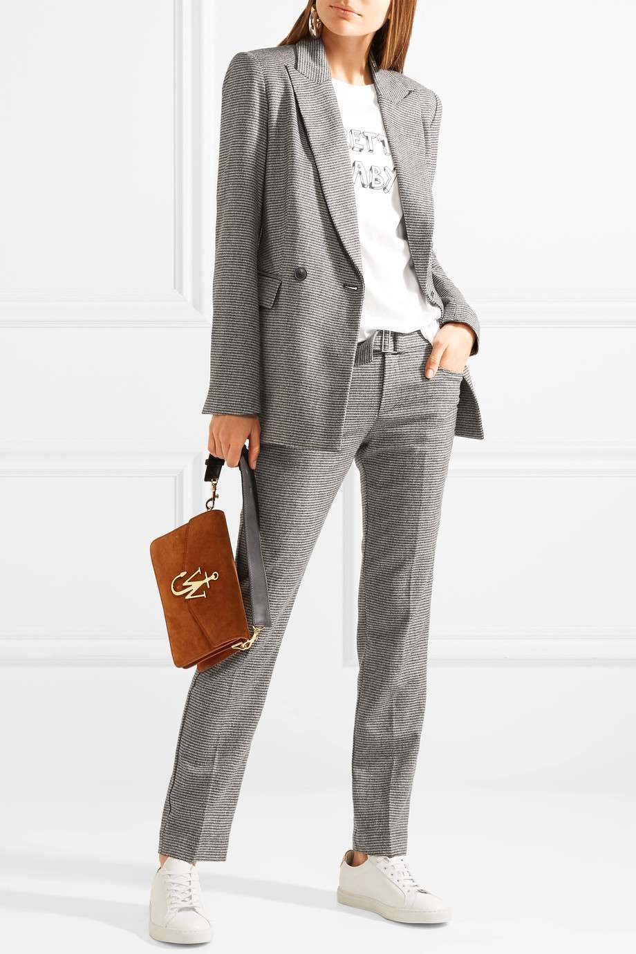 Tailleur grigio con sneakers