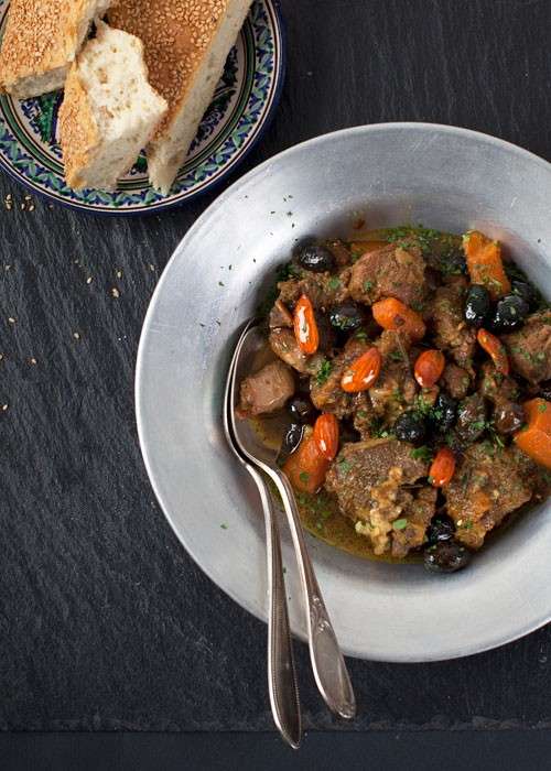 Tajine di agnello con albicocche e olive