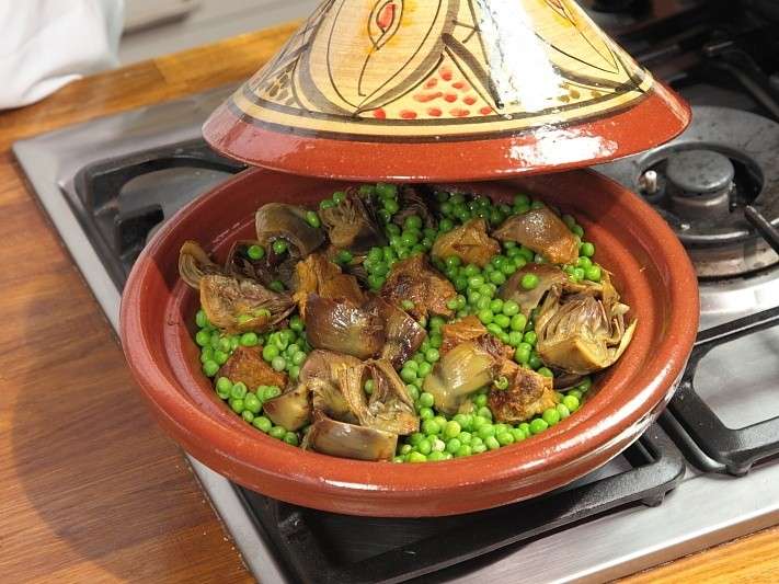 Tajine di agnello con piselli e carciofi