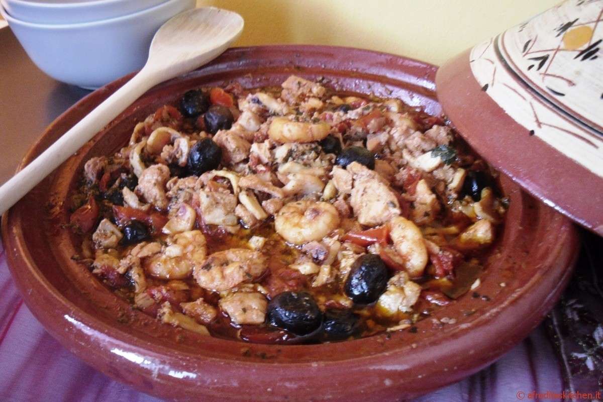 Tajine di pesce con olive e pomodori