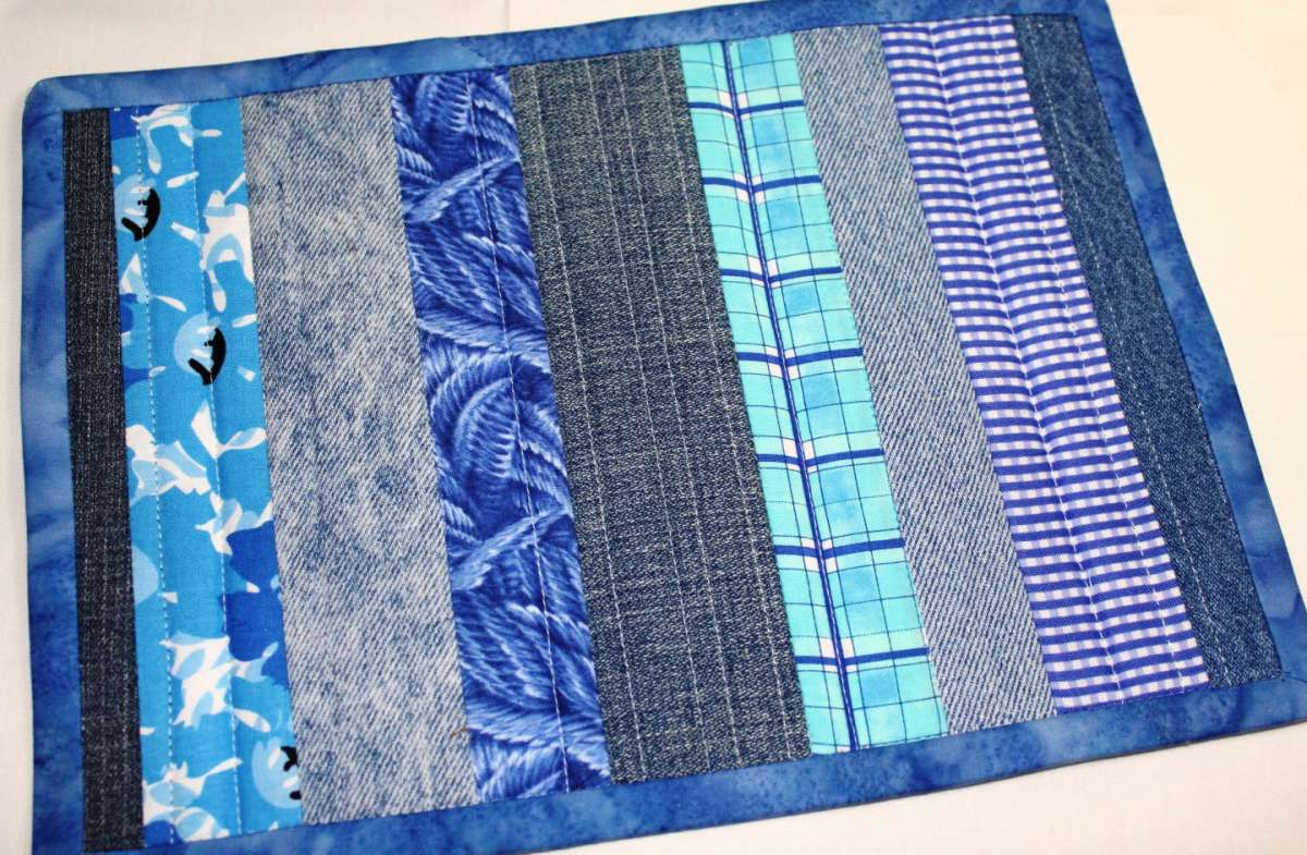 Tappeto di jeans e tessuto colorato