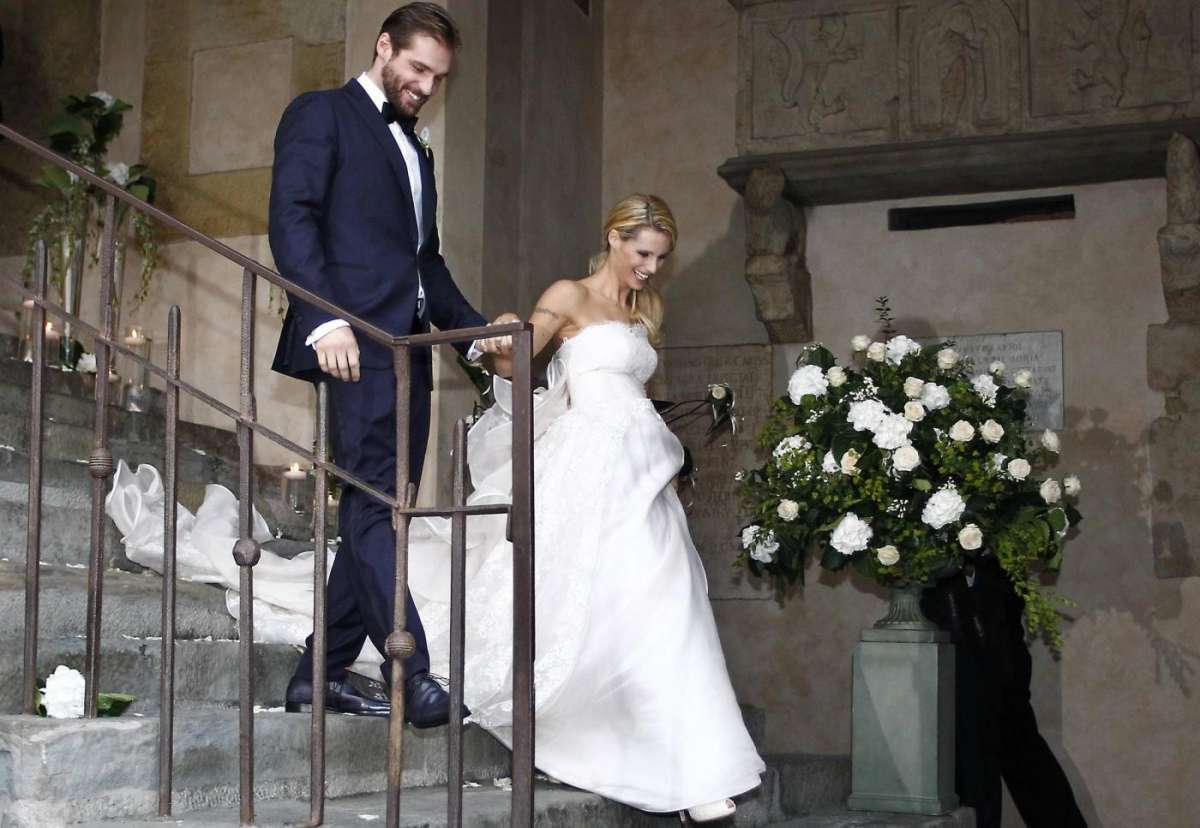 Tomaso e Michelle scendono le scale mano nella mano
