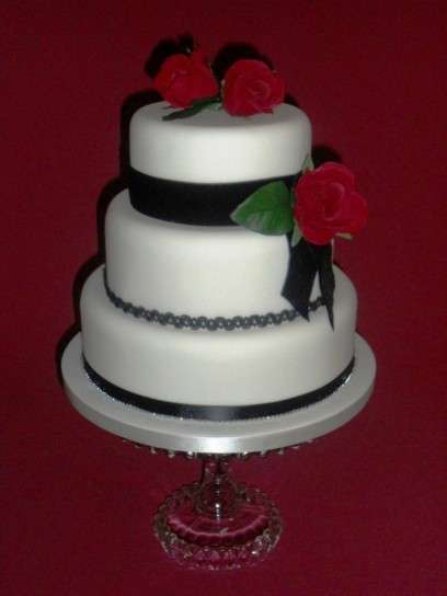 Torta finta con rose rosse