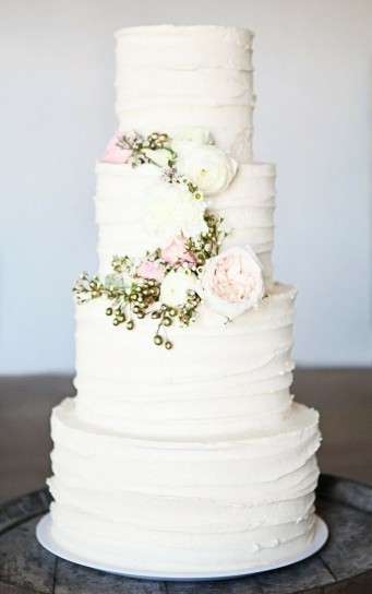 Torta in polistirolo con fiori rosa