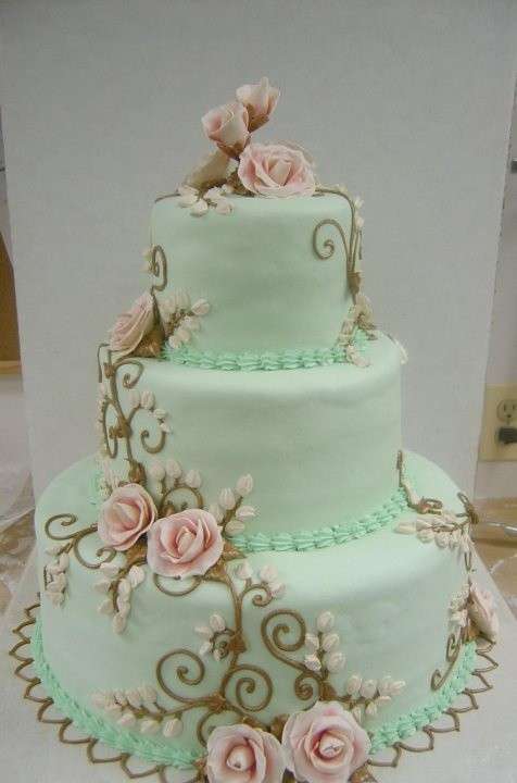 Torta nuziale verde acqua con rose