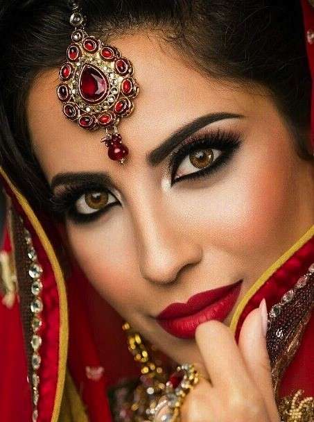 Trucco arabo con labbra rosse