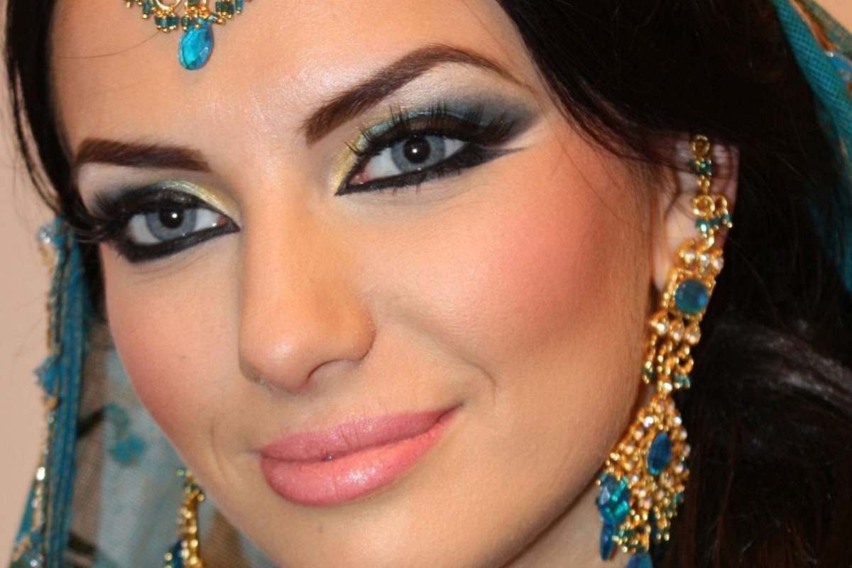 Trucco in stile arabo con labbra nude