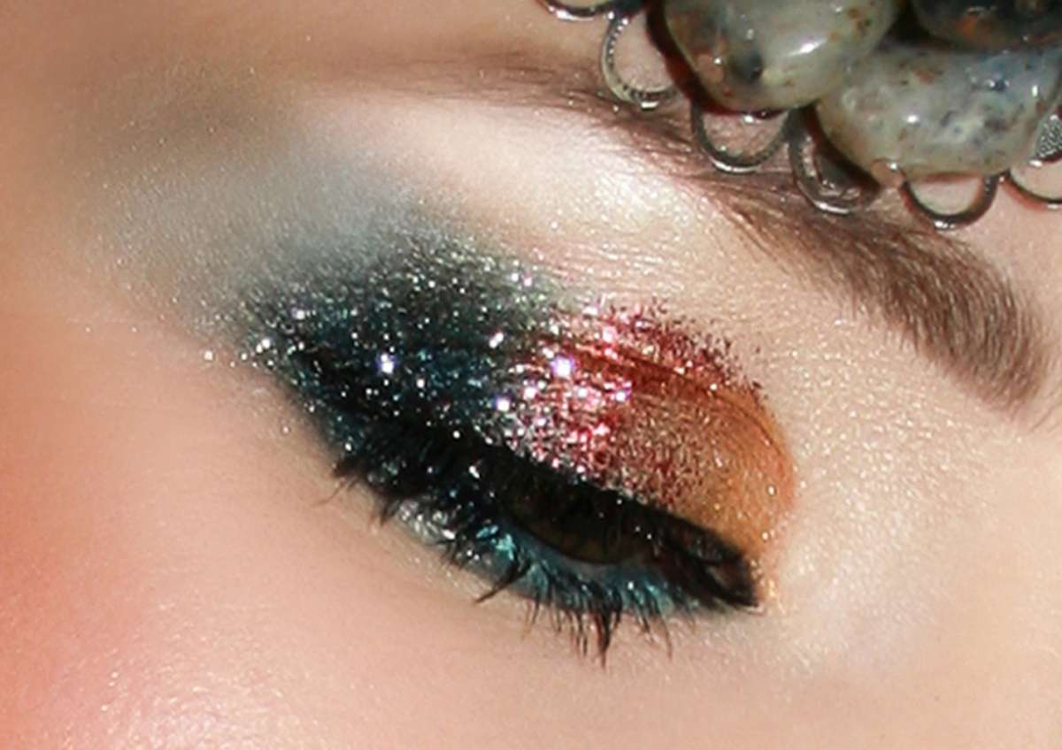 Trucco occhi arabo con glitter