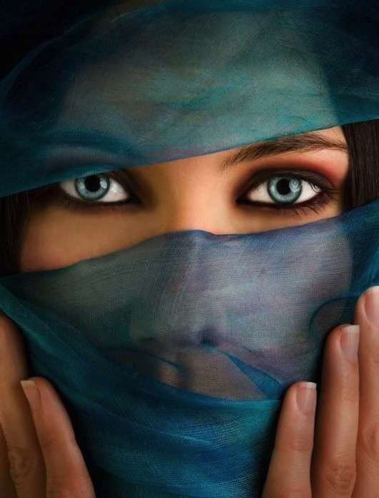 Trucco occhi chiari in stile arabo
