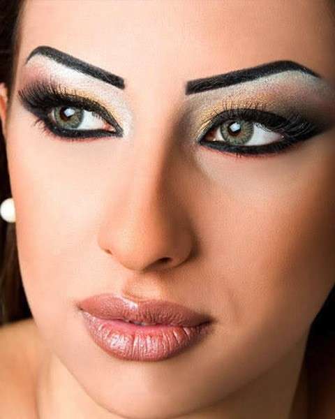 Trucco occhi in stile arabo con kajal nero