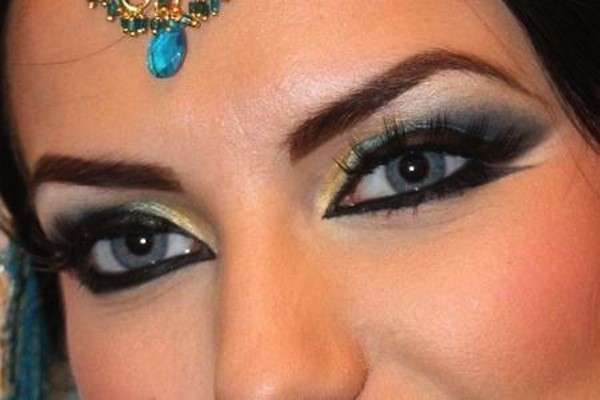 Trucco occhi in stile arabo con kajal nero