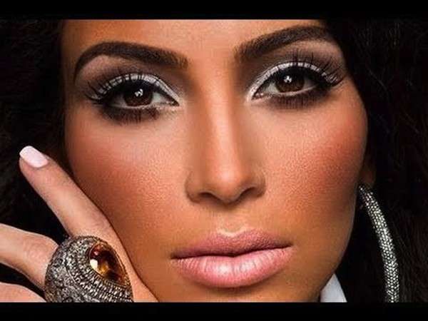 Trucco occhi in stile arabo con labbra nude