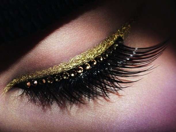 Trucco occhi in stile arabo con strass