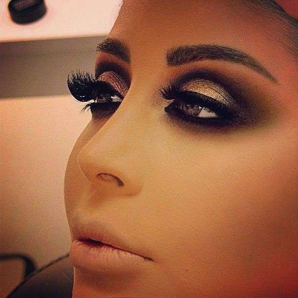 Trucco occhi oro e nero in stile arabo