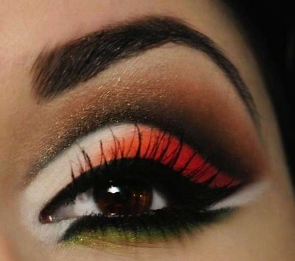 Trucco rosso con ombretto verde sulla palpebra inferiore