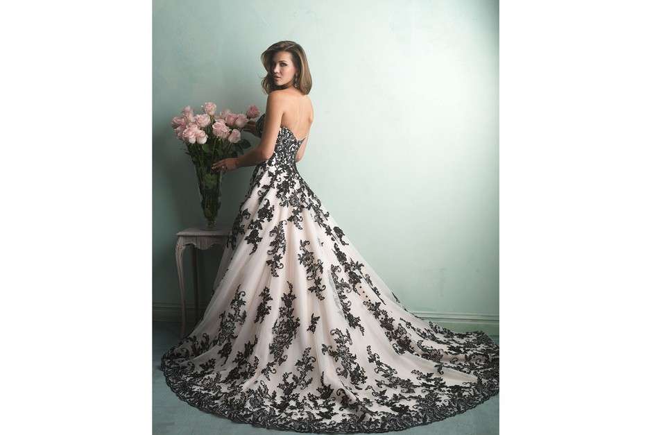 Abito da sposa con dettagli neri