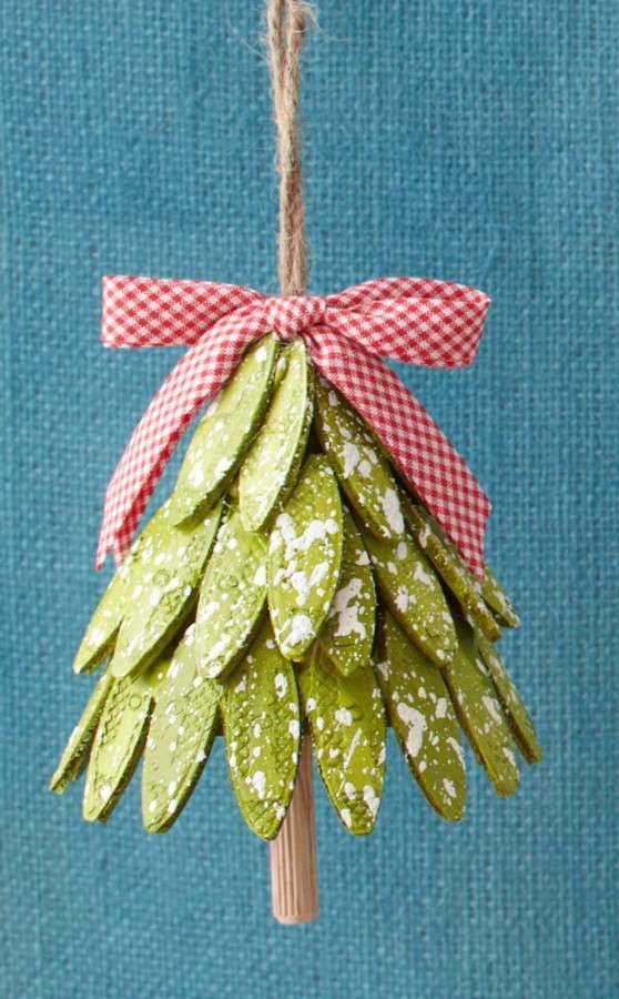 Albero di Natale con materiale da riciclo