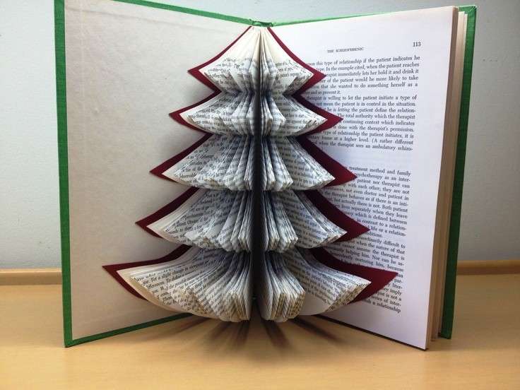 Albero di Natale con vecchio libro