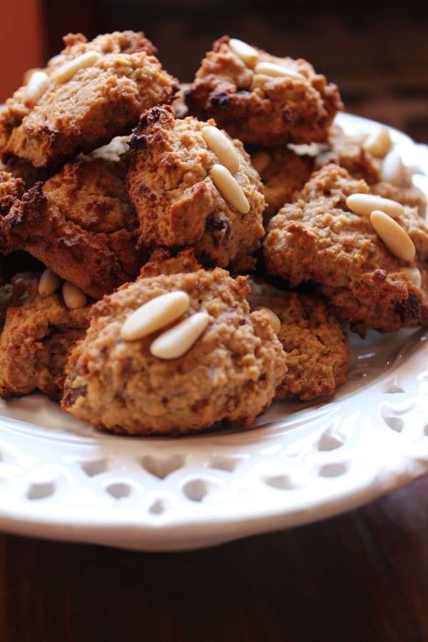 Biscotti integrali con uvetta e pinoli