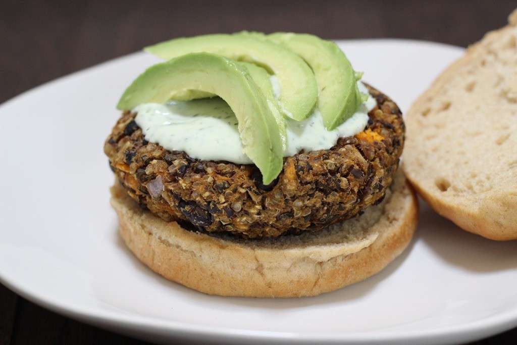 Burger di lenticchie, patate dolce e fagioli neri