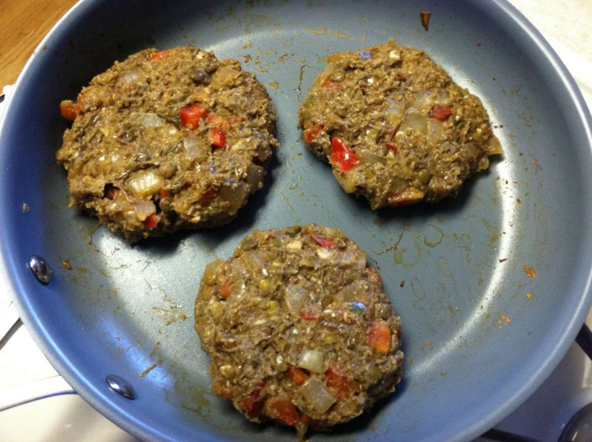 Burger di lenticchie, pomodori e cipolle